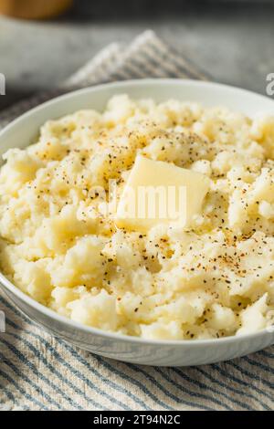 Hausgemachte weiße Kartoffelpüree mit Salz und Butter Stockfoto