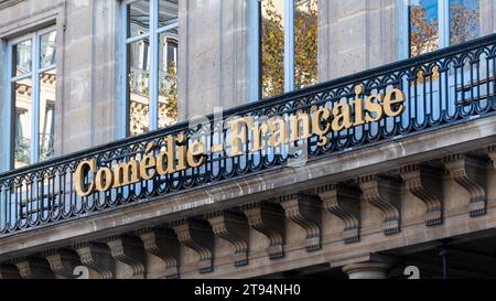 Schild an der Fassade der Théâtre de la Comédie-Francaise, auch Théâtre-Francaise oder Le Francaise genannt, einer 1680 gegründeten französischen Kulturinstitution Stockfoto