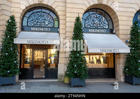 Außenansicht der Boutique Mikimoto am Place Vendôme in Paris. Mikimoto ist ein Schmuckunternehmen japanischer Herkunft, das sich auf Perlen spezialisiert hat Stockfoto