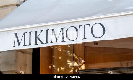 Ladenschild der Mikimoto Boutique am Place Vendôme in Paris. Mikimoto ist ein Schmuckunternehmen japanischer Herkunft, das sich auf Perlen spezialisiert hat Stockfoto