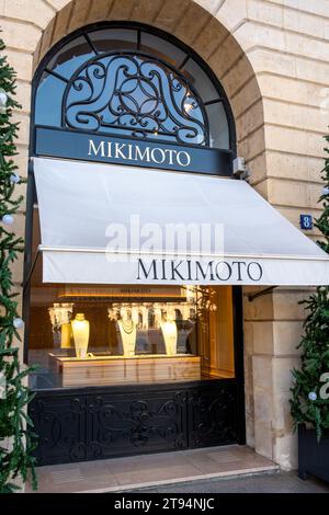 Schaufenster der Mikimoto Boutique am Place Vendôme in Paris. Mikimoto ist ein Schmuckunternehmen japanischer Herkunft, das sich auf Perlen spezialisiert hat Stockfoto