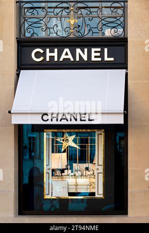 Außenansicht der Chanel Boutique am Place Vendôme in Paris. Chanel ist ein französisches Luxusunternehmen Stockfoto