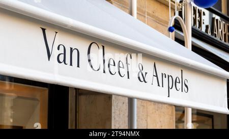 Markise der Boutique Van Cleef und Arpels am Place Vendôme in Paris, Frankreich Stockfoto