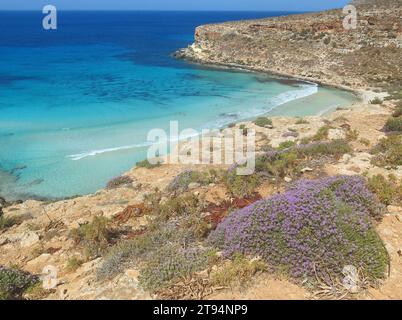 Küstenpanorama mit wunderschönem blauen Meer der Mittelmeerinsel im Sommer Stockfoto