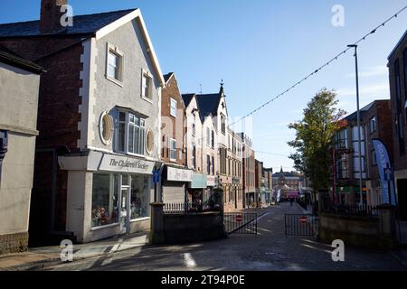 Blick entlang der Kirche an einem Wintermorgen in der Marktstadt ormskirk, lancashire, england, großbritannien Stockfoto