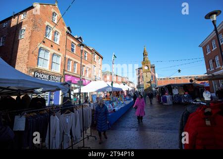 Marktstände im Winter an einem samstagtag in der Marktstadt ormskirk, lancashire, england, großbritannien Stockfoto