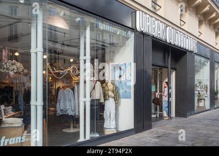 Urban Outfitters Shop in der Rue de Rivoli in Paris. Urban Outfitters ist ein multinationales Lifestyle-Einzelhandelsunternehmen mit Hauptsitz in Philadelpha Stockfoto