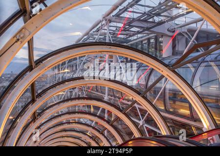 Centre Pompidou, beleuchtete Röhren am Abend Stockfoto