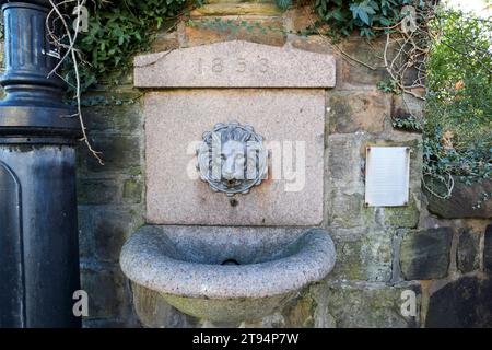 1858 Löwenkopf Trinkbrunnen auf einer Eisenbahnbrücke ormskirk, lancashire, england, großbritannien der Brunnen lieferte den Einheimischen nach Introduzierung frisches Wasser Stockfoto