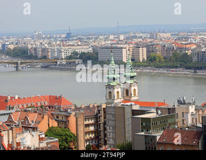 Panoramablick auf die Donau der Stadt Budapest in Ungarn und die lange Margaretenbrücke und Kirche mit Zwiebelglockentürmen Stockfoto