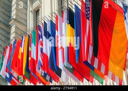 Bunte Flaggen von Nationen der Welt hängen während der internationalen Konvention ohne Menschen Stockfoto