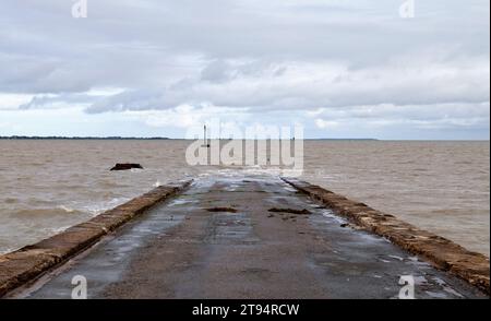 Die Passage du Gois ist wegen der Flut von der Insel Noirmoutier abgeschnitten. Stockfoto