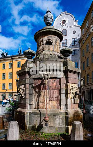 Historischer Brunnen in Stortorget, in der Nähe des Nobelpreismuseums, Gamla Stan, Stockholm Stockfoto