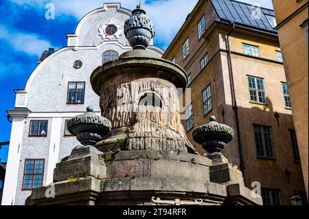 Historischer Brunnen in Stortorget, in der Nähe des Nobelpreismuseums, Gamla Stan, Stockholm Stockfoto