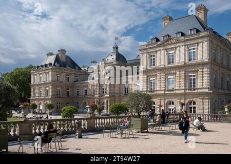 Das Palais du Luxembourg ist ein Schloss im 6. Arrondissement von Paris, umgeben von einem ursprünglichen Barockpark aus dem frühen 17. Jahrhundert Stockfoto