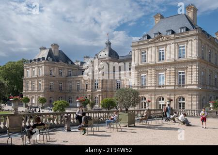 Das Palais du Luxembourg ist ein Schloss im 6. Arrondissement von Paris, umgeben von einem ursprünglichen Barockpark aus dem frühen 17. Jahrhundert Stockfoto