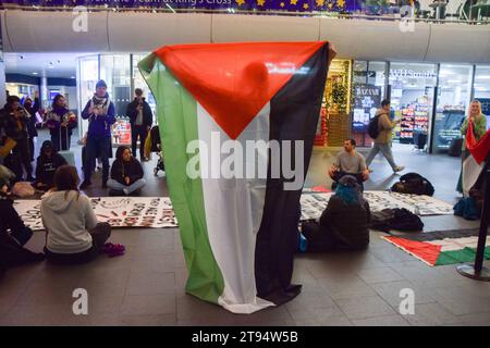 London, Großbritannien. November 2023. Pro-palästinensische Demonstranten veranstalten einen Sit-in in der King's Cross Station, in dem sie zu einem Waffenstillstand während des Krieges zwischen Israel und Hamas auffordern. Quelle: Vuk Valcic/Alamy Live News Stockfoto