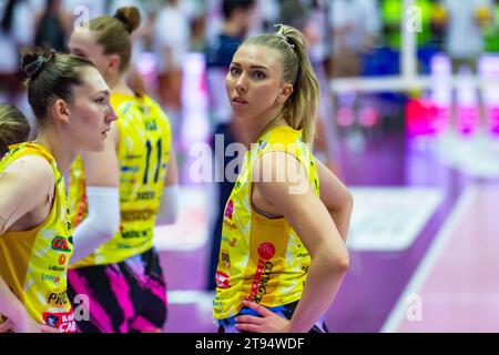 Treviso, Treviso, Italien. November 2023. Sarah Fahr von Prosecco Doc Imoco Conegliano wurde vor dem Volleyballspiel der LVF Serie A1 2023/24 zwischen Prosecco Doc Imoco Conegliano und Roma Volley Club im Palaverde-Stadion in Treviso, Italien, gesehen. (Kreditbild: © Alberto Gardin/ZUMA Press Wire) NUR REDAKTIONELLE VERWENDUNG! Nicht für kommerzielle ZWECKE! Stockfoto