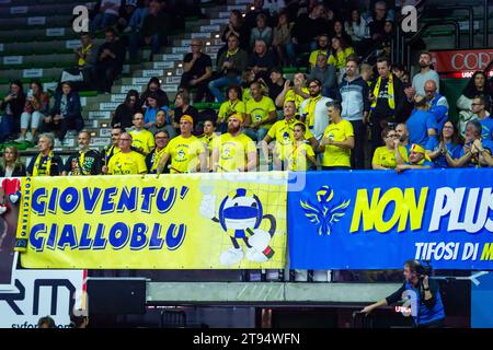 Treviso, Treviso, Italien. November 2023. Prosecco Doc Imoco Conegliano Fans, die vor dem Volleyballspiel der LVF Serie A1 2023/24 zwischen Prosecco Doc Imoco Conegliano und Roma Volley Club im Palaverde Stadion in Treviso, Italien, gesehen wurden. (Kreditbild: © Alberto Gardin/ZUMA Press Wire) NUR REDAKTIONELLE VERWENDUNG! Nicht für kommerzielle ZWECKE! Stockfoto