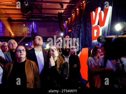 DEN HAAG - Mitglieder der VVD antworten auf die Austrittsumfrage der Parlamentswahlen. ANP KOEN VAN WEEL niederlande aus - belgien aus Stockfoto