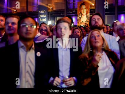 DEN HAAG - Mitglieder der VVD antworten auf die Austrittsumfrage der Parlamentswahlen. ANP KOEN VAN WEEL niederlande aus - belgien aus Stockfoto