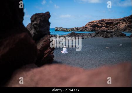 Junge Frau am Strand El Golfo (Playa el Golfo) auf Lanzarote, Kanarischen Inseln, Spanien Stockfoto