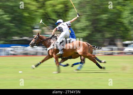 Cruz Heguy vom Team El Overo Z7 beim Spiel gegen La Irenita bei 130. Argentine Open Polo Championship, Palermo, Buenos Aires, Argentinien Stockfoto