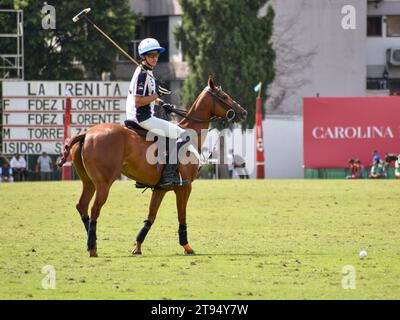 Cruz Heguy vom Team El Overo Z7 beim Spiel gegen La Irenita bei 130. Argentine Open Polo Championship, Palermo, Buenos Aires, Argentinien Stockfoto