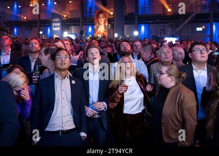 DIE HAAG-VVD-Mitglieder beobachten die erste Austrittsumfrage während des VVD-Ergebnisabends für die Wahlen zum Repräsentantenhaus. ANP KOEN VAN WEEL niederlande aus - belgien aus Stockfoto