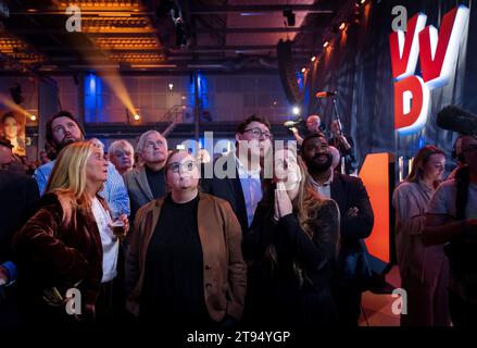 DIE HAAG-VVD-Mitglieder beobachten die erste Austrittsumfrage während des VVD-Ergebnisabends für die Wahlen zum Repräsentantenhaus. ANP KOEN VAN WEEL niederlande aus - belgien aus Stockfoto