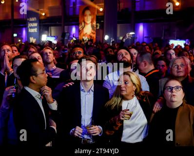 DEN HAAG - Mitglieder der VVD antworten auf die Austrittsumfrage der Parlamentswahlen. ANP KOEN VAN WEEL niederlande aus - belgien aus Stockfoto