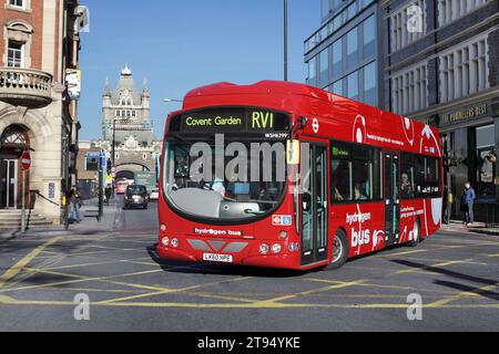 Von der Tower Bridge Road, London, wird ein Bus mit Wasserstoffbrennstoffzellen in die Tooley Street überführt. (Tower Bridge im Hintergrund.) Stockfoto