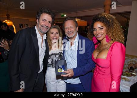 Paris, Frankreich. Am 18. November 2023 fallen Christophe Carriere, Gäste und Alicia im Restaurant Noura zur Präsentation von Majda Salls Buch MIA Stockfoto