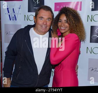 Paris, Frankreich. Am 18. November 2023 fallen Hervé Pouchol und Alicia im Restaurant Noura zur Präsentation von Majda Salls Buch MIA Stockfoto