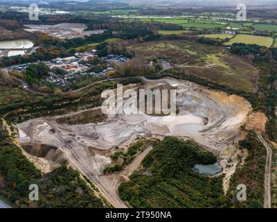 Wareham, Dorset, Großbritannien. November 2023. Luftaufnahme des Raymond Brown Binnegar Quarry in der Nähe von Wareham in Dorset. Der Steinbruch produziert und vertreibt Zuschlagstoffe, darunter zerkleinertes Gestein, Sand und Kies für die Bauindustrie. Bildnachweis: Graham Hunt/Alamy Live News Stockfoto