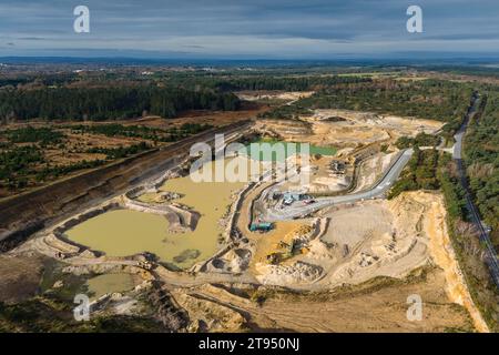 Wareham, Dorset, Großbritannien. November 2023. Luftaufnahme des Heidelberger Materials Aggregates Steinbruchs bei Hyde bei Wareham in Dorset. Der Steinbruch produziert und vertreibt Zuschlagstoffe, darunter zerkleinertes Gestein, Sand und Kies für die Bauindustrie. Bildnachweis: Graham Hunt/Alamy Live News Stockfoto