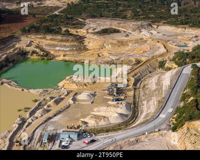 Wareham, Dorset, Großbritannien. November 2023. Luftaufnahme des Heidelberger Materials Aggregates Steinbruchs bei Hyde bei Wareham in Dorset. Der Steinbruch produziert und vertreibt Zuschlagstoffe, darunter zerkleinertes Gestein, Sand und Kies für die Bauindustrie. Bildnachweis: Graham Hunt/Alamy Live News Stockfoto