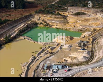 Wareham, Dorset, Großbritannien. November 2023. Luftaufnahme des Heidelberger Materials Aggregates Steinbruchs bei Hyde bei Wareham in Dorset. Der Steinbruch produziert und vertreibt Zuschlagstoffe, darunter zerkleinertes Gestein, Sand und Kies für die Bauindustrie. Bildnachweis: Graham Hunt/Alamy Live News Stockfoto