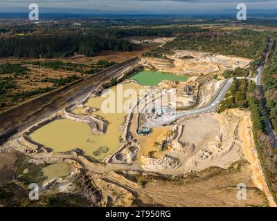 Wareham, Dorset, Großbritannien. November 2023. Luftaufnahme des Heidelberger Materials Aggregates Steinbruchs bei Hyde bei Wareham in Dorset. Der Steinbruch produziert und vertreibt Zuschlagstoffe, darunter zerkleinertes Gestein, Sand und Kies für die Bauindustrie. Bildnachweis: Graham Hunt/Alamy Live News Stockfoto