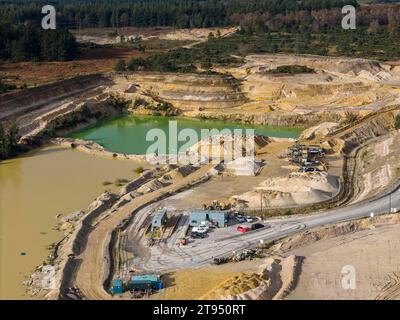 Wareham, Dorset, Großbritannien. November 2023. Luftaufnahme des Heidelberger Materials Aggregates Steinbruchs bei Hyde bei Wareham in Dorset. Der Steinbruch produziert und vertreibt Zuschlagstoffe, darunter zerkleinertes Gestein, Sand und Kies für die Bauindustrie. Bildnachweis: Graham Hunt/Alamy Live News Stockfoto