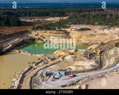 Wareham, Dorset, Großbritannien. November 2023. Luftaufnahme des Heidelberger Materials Aggregates Steinbruchs bei Hyde bei Wareham in Dorset. Der Steinbruch produziert und vertreibt Zuschlagstoffe, darunter zerkleinertes Gestein, Sand und Kies für die Bauindustrie. Bildnachweis: Graham Hunt/Alamy Live News Stockfoto