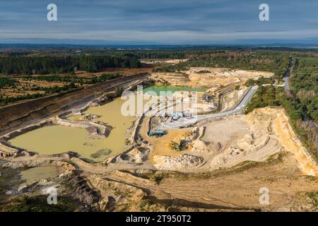 Wareham, Dorset, Großbritannien. November 2023. Luftaufnahme des Heidelberger Materials Aggregates Steinbruchs bei Hyde bei Wareham in Dorset. Der Steinbruch produziert und vertreibt Zuschlagstoffe, darunter zerkleinertes Gestein, Sand und Kies für die Bauindustrie. Bildnachweis: Graham Hunt/Alamy Live News Stockfoto