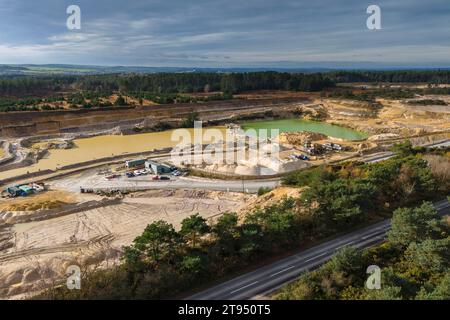 Wareham, Dorset, Großbritannien. November 2023. Luftaufnahme des Heidelberger Materials Aggregates Steinbruchs bei Hyde bei Wareham in Dorset. Der Steinbruch produziert und vertreibt Zuschlagstoffe, darunter zerkleinertes Gestein, Sand und Kies für die Bauindustrie. Bildnachweis: Graham Hunt/Alamy Live News Stockfoto