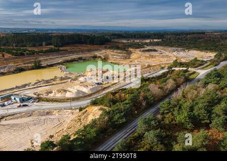 Wareham, Dorset, Großbritannien. November 2023. Luftaufnahme des Heidelberger Materials Aggregates Steinbruchs bei Hyde bei Wareham in Dorset. Der Steinbruch produziert und vertreibt Zuschlagstoffe, darunter zerkleinertes Gestein, Sand und Kies für die Bauindustrie. Bildnachweis: Graham Hunt/Alamy Live News Stockfoto