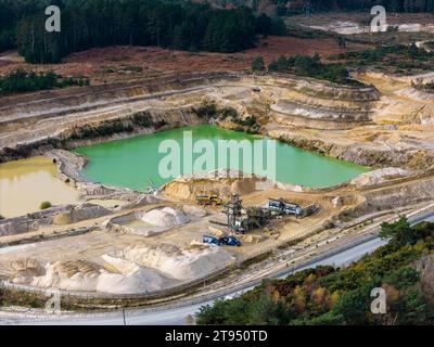 Wareham, Dorset, Großbritannien. November 2023. Luftaufnahme des Heidelberger Materials Aggregates Steinbruchs bei Hyde bei Wareham in Dorset. Der Steinbruch produziert und vertreibt Zuschlagstoffe, darunter zerkleinertes Gestein, Sand und Kies für die Bauindustrie. Bildnachweis: Graham Hunt/Alamy Live News Stockfoto