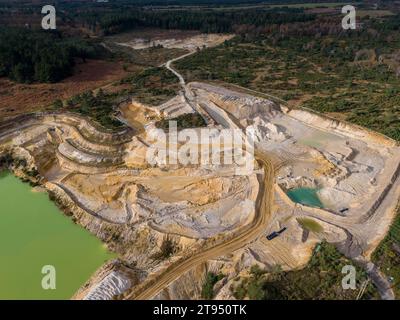 Wareham, Dorset, Großbritannien. November 2023. Luftaufnahme des Heidelberger Materials Aggregates Steinbruchs bei Hyde bei Wareham in Dorset. Der Steinbruch produziert und vertreibt Zuschlagstoffe, darunter zerkleinertes Gestein, Sand und Kies für die Bauindustrie. Bildnachweis: Graham Hunt/Alamy Live News Stockfoto