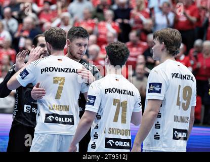 Aalborg Handball Torhüter Niklas Landin mit THW Kiels Magnus Landin Jacobsen nach dem Unentschieden im EHF Champions League Männer Handball Spiel zwischen Aalborg Handball und THW Kiel in Sparekassen Danmark Arena Aalborg, Mittwoch, 22. November 2023. (Foto: Henning Bagger/Ritzau Scanpix) Stockfoto