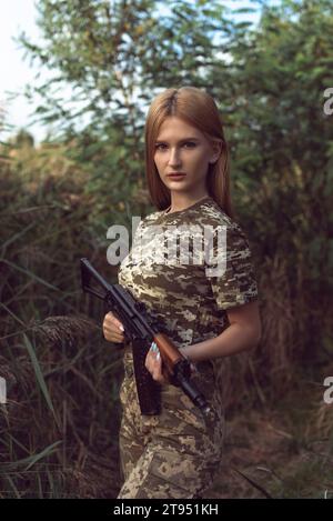 Junge Blondine in Militäruniform Stockfoto