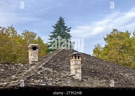 Traditionelles Haus mit steinernen Dachziegeln, ein lokaler Architekturstil typisch für die bergige Region Epirus, Griechenland, hier gesehen in Metsovo Stadt Stockfoto
