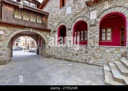 Traditionelle Steinarchitektur mit Bogen und Holzteilen, im Dorf Metsovo, einem malerischen Bergdorf in Epirus Region, Griechenland, Europa. Stockfoto